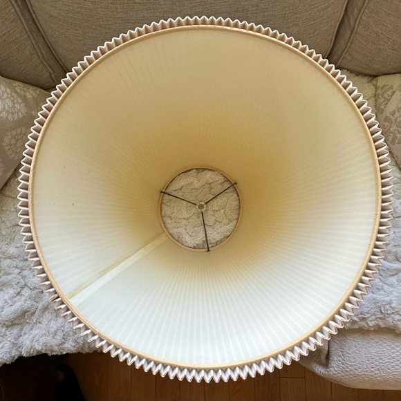 Vintage pleated lamp shade, metallic gold and black trim effect. - Picture 9 of 11